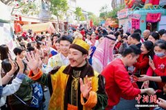 （新春走基层）福建泉州非遗街秀重启千年前“迎番货”踩街盛景