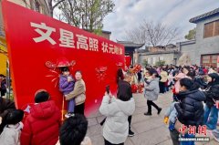 （新春走基层）福州螺洲古镇春节人气旺