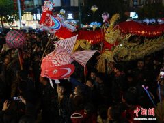 流光溢彩“闹”新春 贵州施秉花车龙灯巡游贺佳节